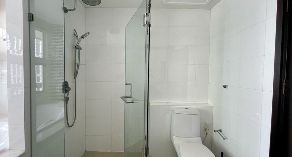 For rent 3 bedrooms condo in Yan Nawa, Bangkok