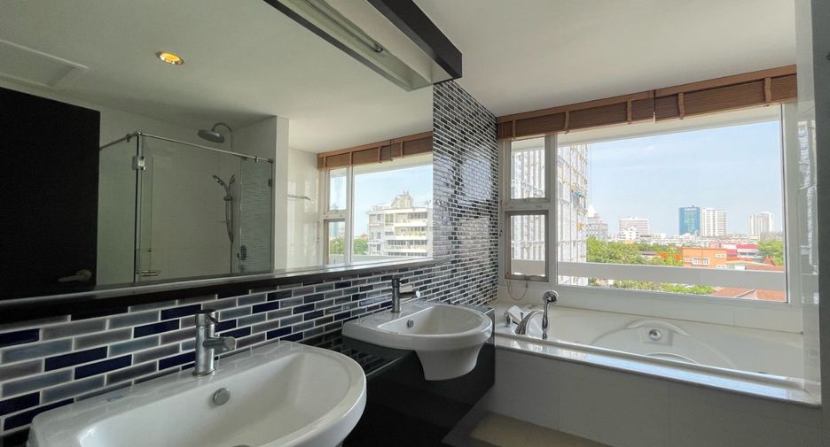 For rent 3 bedrooms condo in Yan Nawa, Bangkok