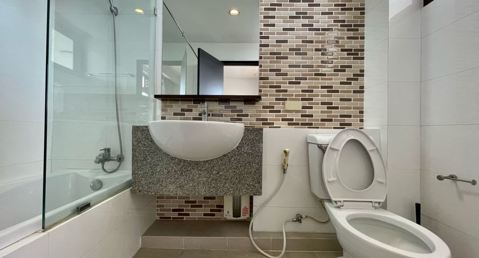 For rent 3 bedrooms condo in Yan Nawa, Bangkok