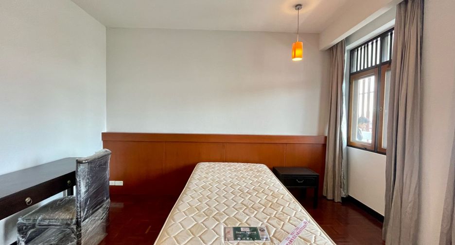 For rent 3 bedrooms condo in Yan Nawa, Bangkok