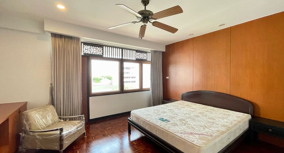 For rent 3 bedrooms condo in Yan Nawa, Bangkok
