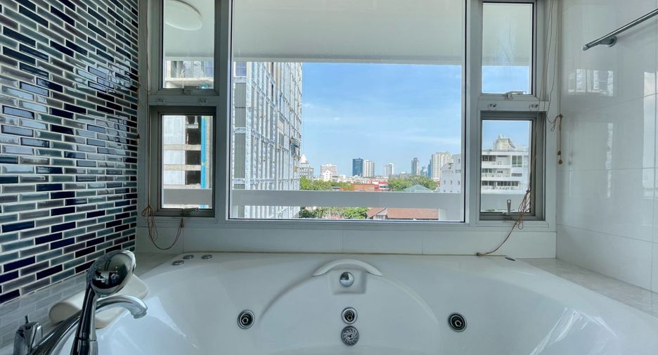 For rent 3 bedrooms condo in Yan Nawa, Bangkok