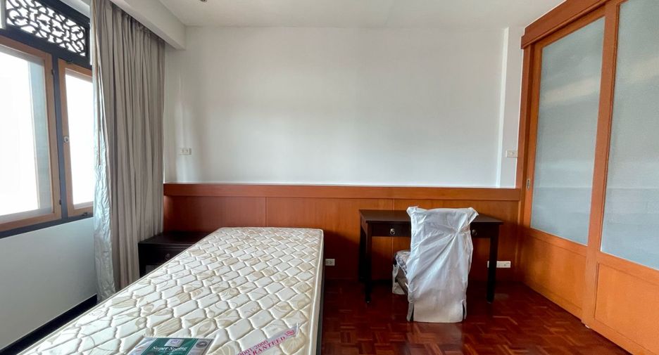 For rent 3 bedrooms condo in Yan Nawa, Bangkok