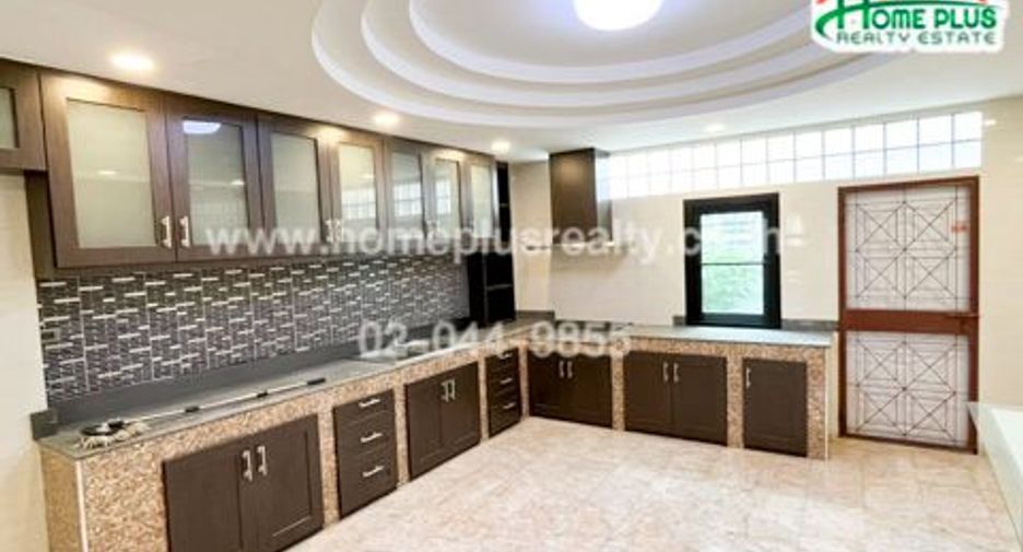 For sale 4 bedrooms townhouse in Bang Khen, Bangkok