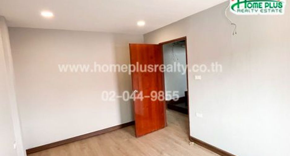 For sale 4 bedrooms townhouse in Bang Khen, Bangkok