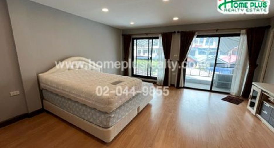 For sale 4 bedrooms townhouse in Bang Khen, Bangkok
