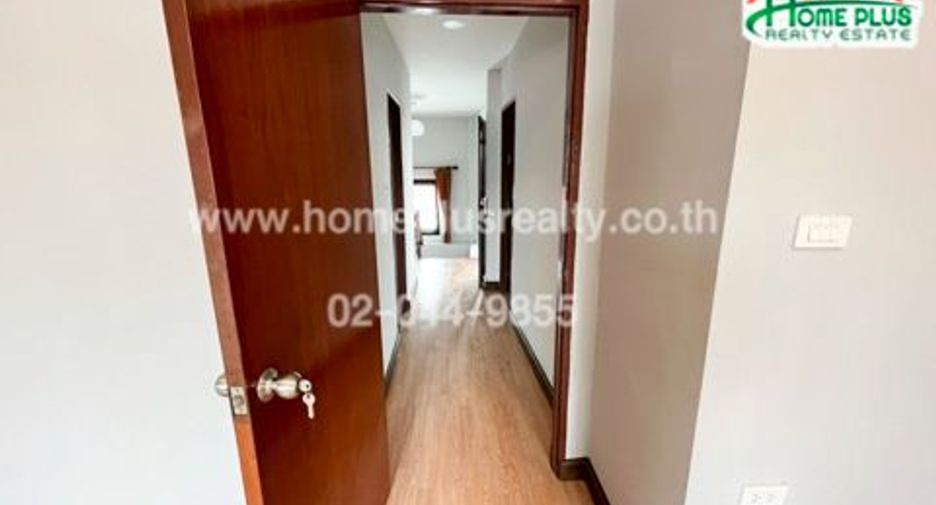 For sale 4 bedrooms townhouse in Bang Khen, Bangkok