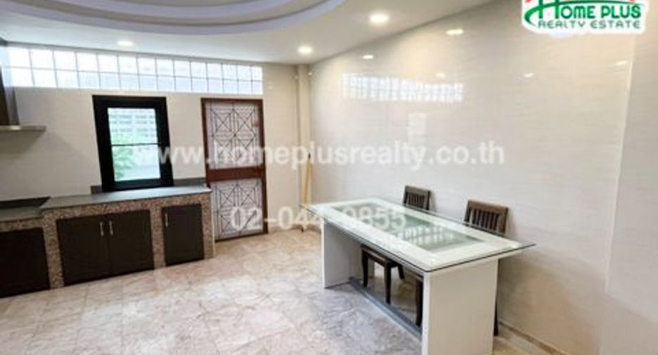 For sale 4 bedrooms townhouse in Bang Khen, Bangkok