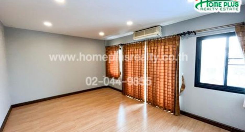 For sale 4 bedrooms townhouse in Bang Khen, Bangkok