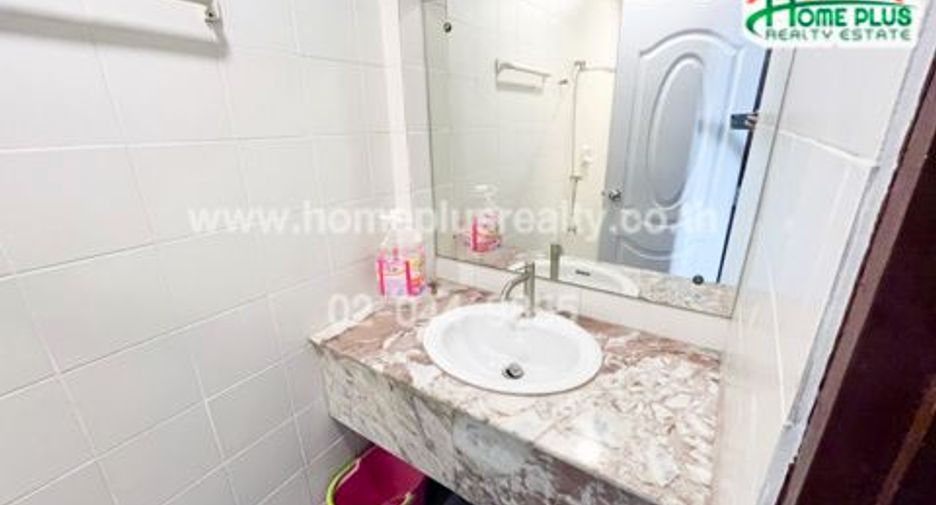 For sale 4 bedrooms townhouse in Bang Khen, Bangkok