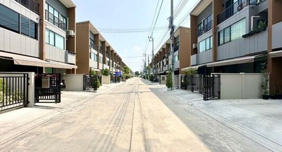 For rent and for sale 3 bed townhouse in Phra Khanong, Bangkok