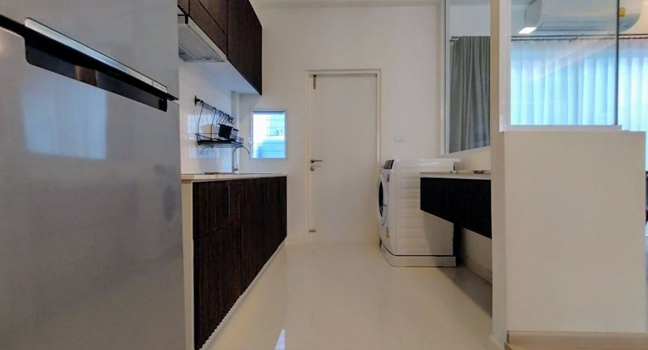 For rent 3 bedrooms townhouse in Prawet, Bangkok