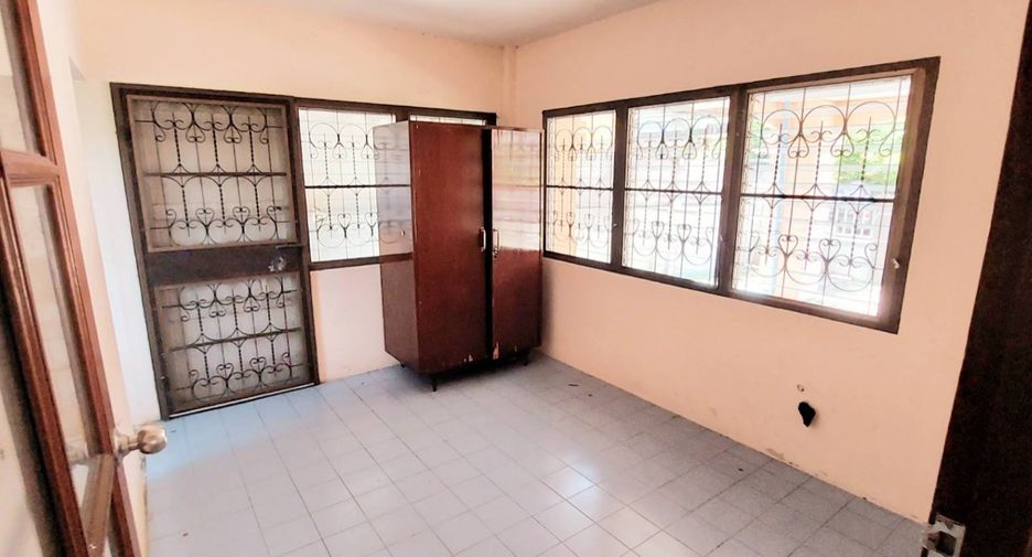 For sale 3 bedrooms house in Taling Chan, Bangkok