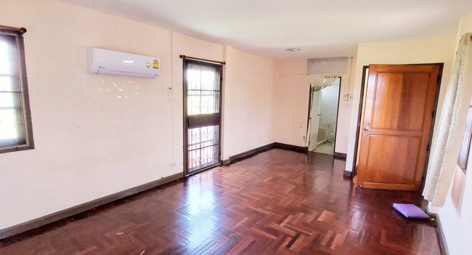 For sale 3 bedrooms house in Taling Chan, Bangkok