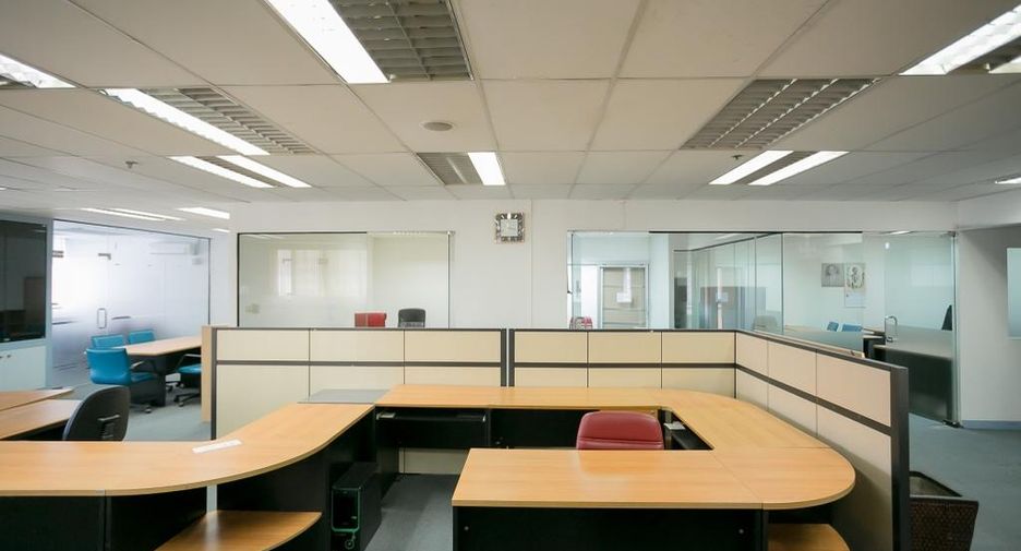 For rent and for sale 6 bed office in Huai Khwang, Bangkok