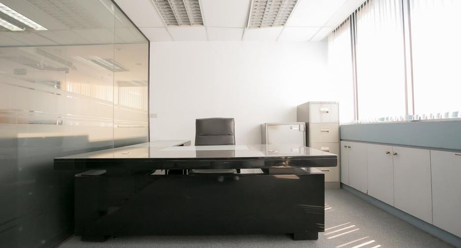 For rent and for sale 6 bed office in Huai Khwang, Bangkok