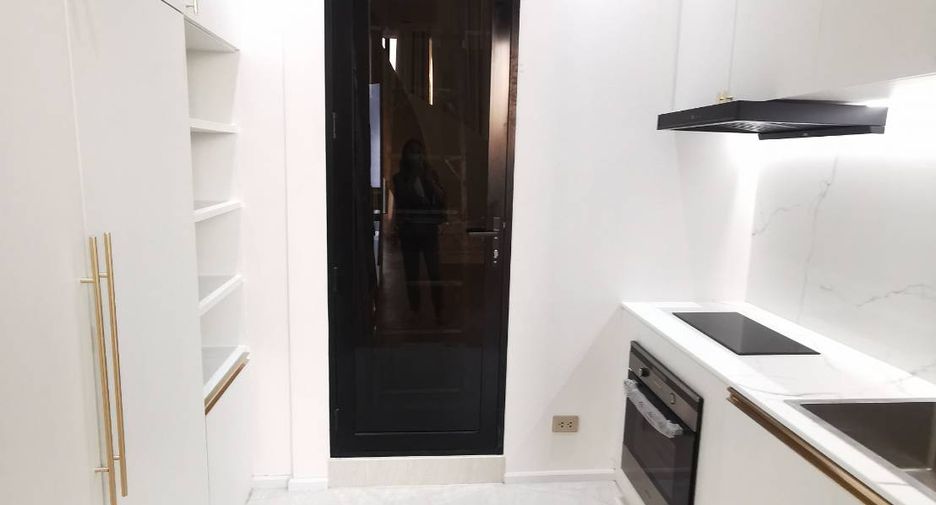 Condo en venta de 3 habitaciones en Khlong Toei, Bangkok