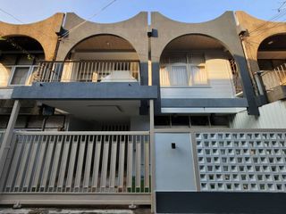 À louer 2 chambres maison de ville à Watthana, Bangkok