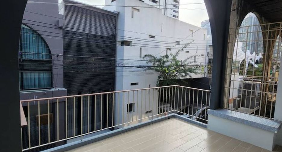 À louer 2 chambres maison de ville à Watthana, Bangkok