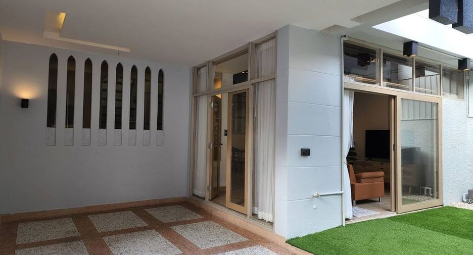 À louer 2 chambres maison de ville à Watthana, Bangkok