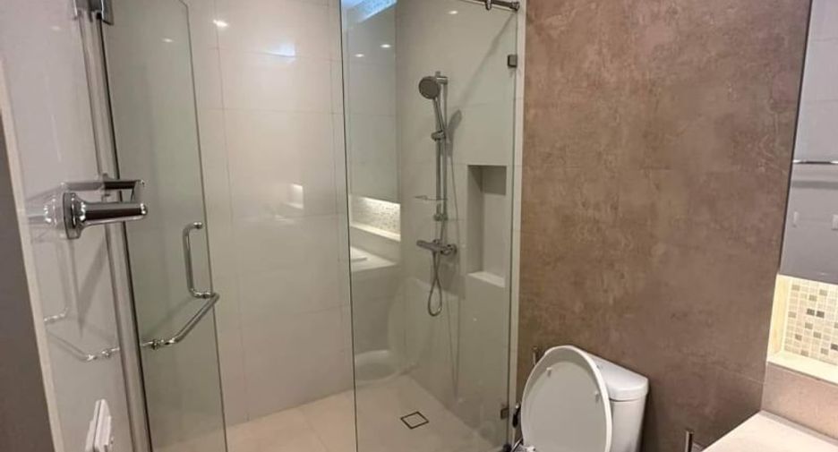 For rent 3 bedrooms condo in Khlong Toei, Bangkok