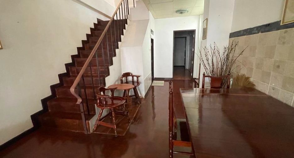 For rent 2 bed townhouse in Pathum Wan, Bangkok