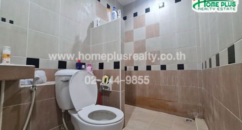 For sale 2 bedrooms townhouse in Mueang Samut Prakan, Samut Prakan