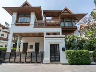 À louer 4 chambres maison à Yan Nawa, Bangkok