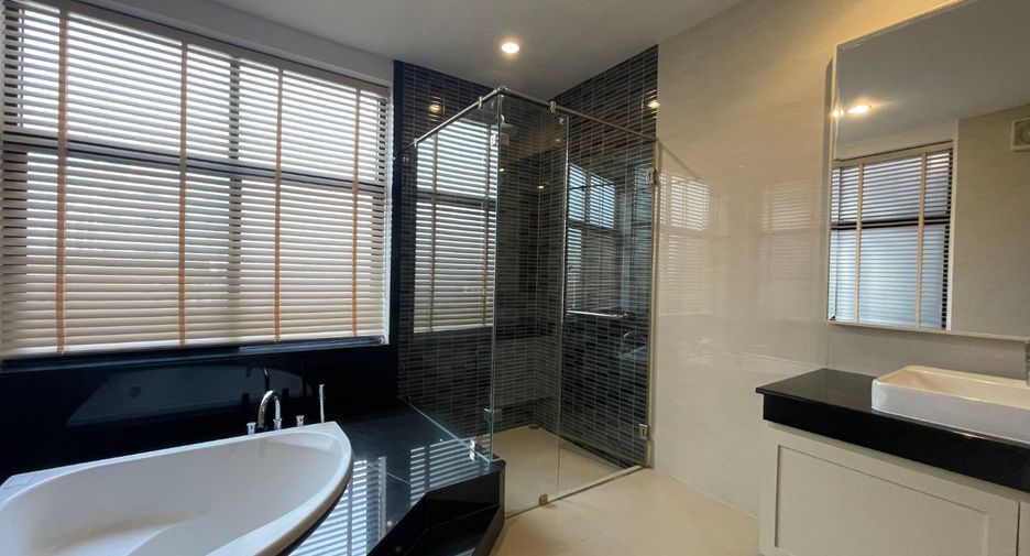 Haus zur Miete mit 4 Zimmer in Khlong Toei, Bangkok