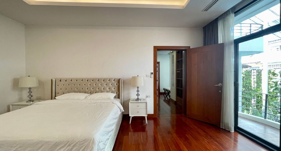 Haus zur Miete mit 4 Zimmer in Khlong Toei, Bangkok