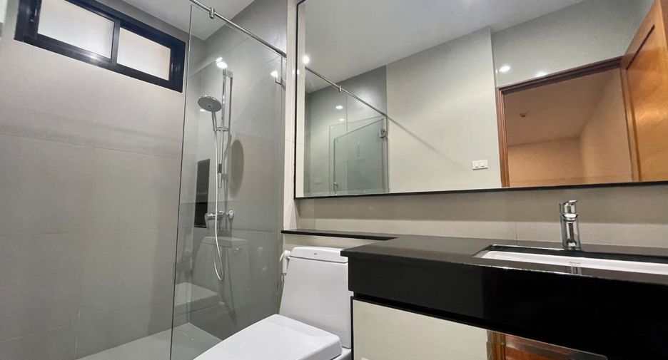 Haus zur Miete mit 4 Zimmer in Khlong Toei, Bangkok
