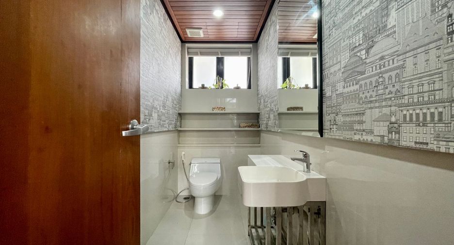 Haus zur Miete mit 4 Zimmer in Khlong Toei, Bangkok