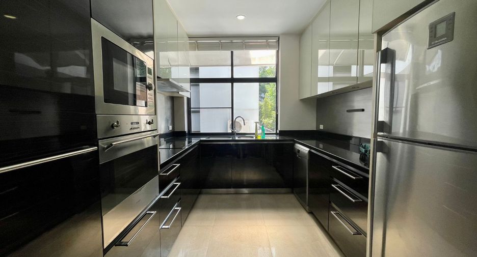 Haus zur Miete mit 4 Zimmer in Khlong Toei, Bangkok