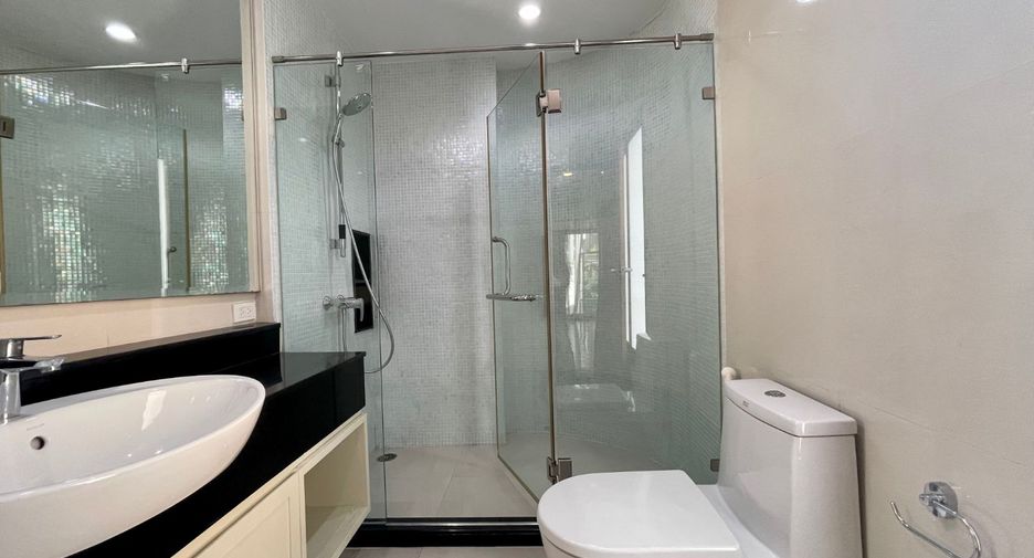 Haus zur Miete mit 4 Zimmer in Khlong Toei, Bangkok