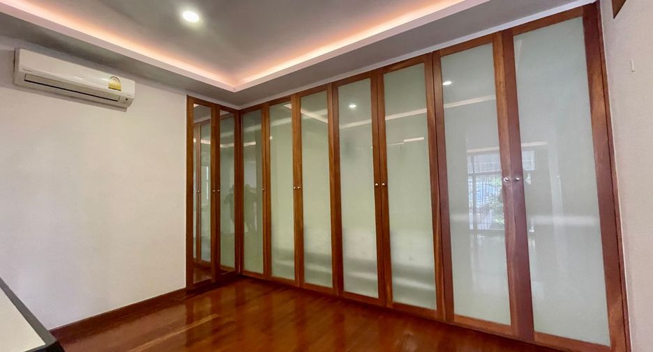 Haus zur Miete mit 4 Zimmer in Khlong Toei, Bangkok
