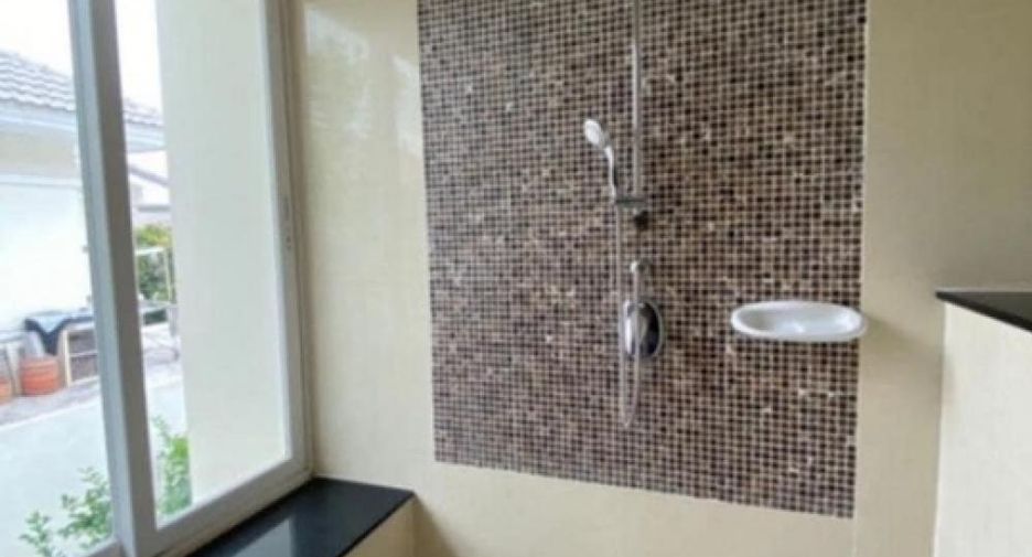 For rent 5 bedrooms house in Lat Krabang, Bangkok