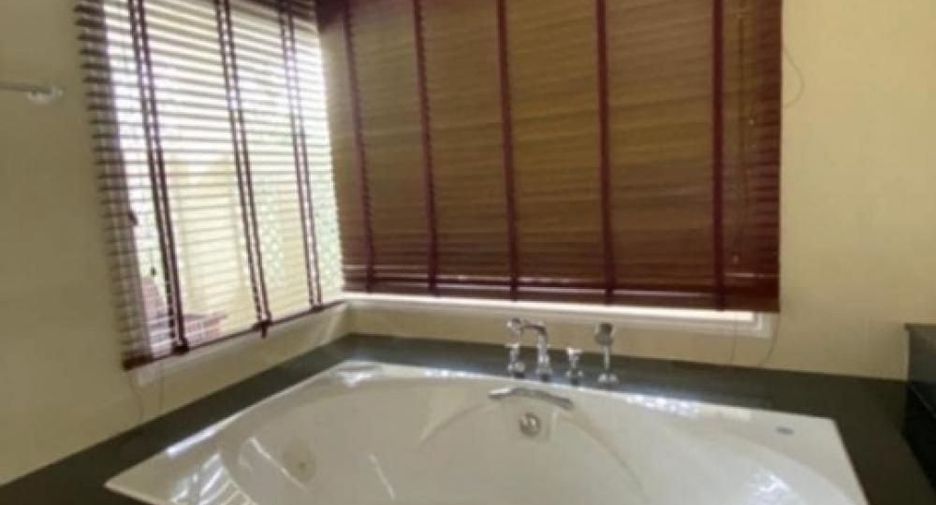 For rent 5 bedrooms house in Lat Krabang, Bangkok