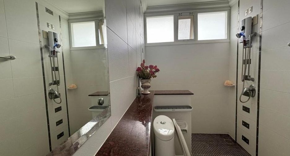For rent 5 bedrooms house in Lat Krabang, Bangkok