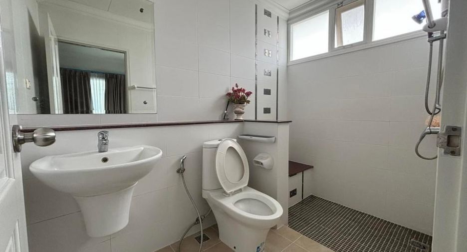For rent 5 bedrooms house in Lat Krabang, Bangkok