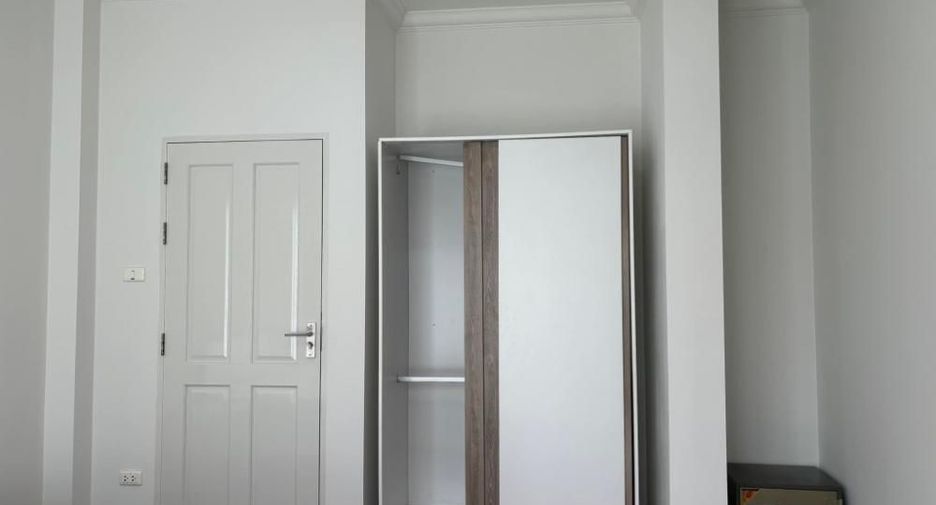 For rent 5 bedrooms house in Lat Krabang, Bangkok