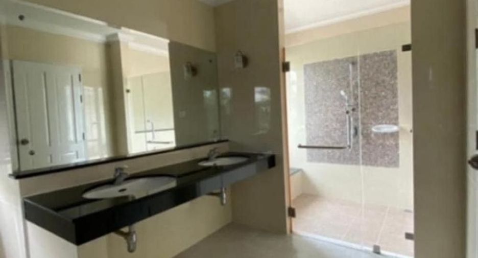 For rent 5 bedrooms house in Lat Krabang, Bangkok