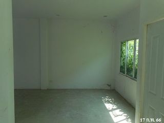 À vendre 3 chambres maison de ville à Pluak Daeng, Rayong