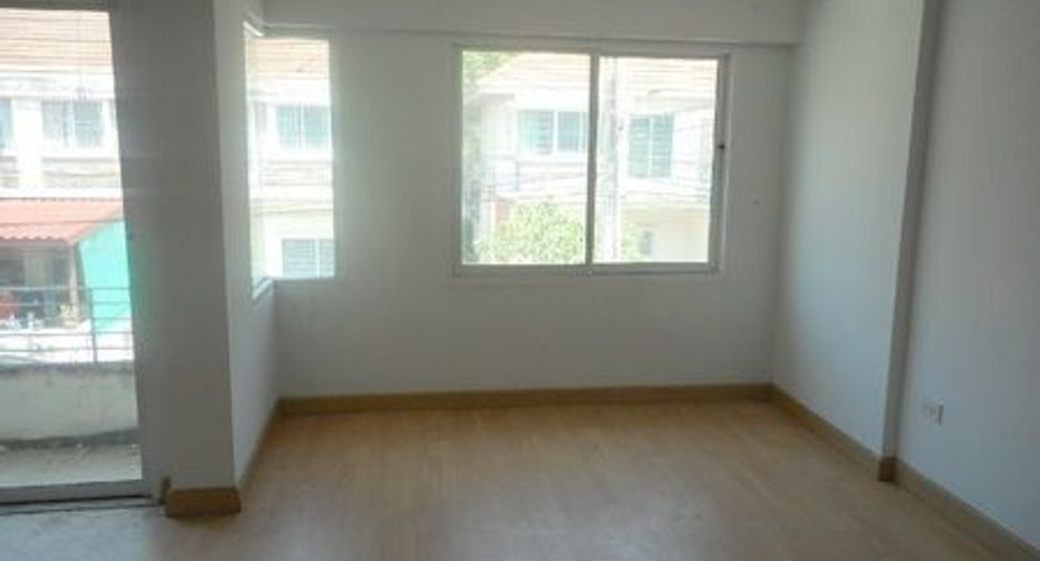 À vendre 3 chambres maison de ville à Pluak Daeng, Rayong