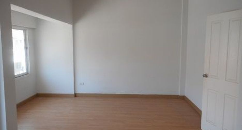 À vendre 3 chambres maison de ville à Pluak Daeng, Rayong