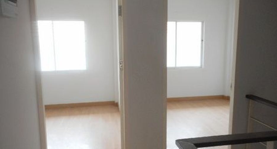 À vendre 3 chambres maison de ville à Pluak Daeng, Rayong