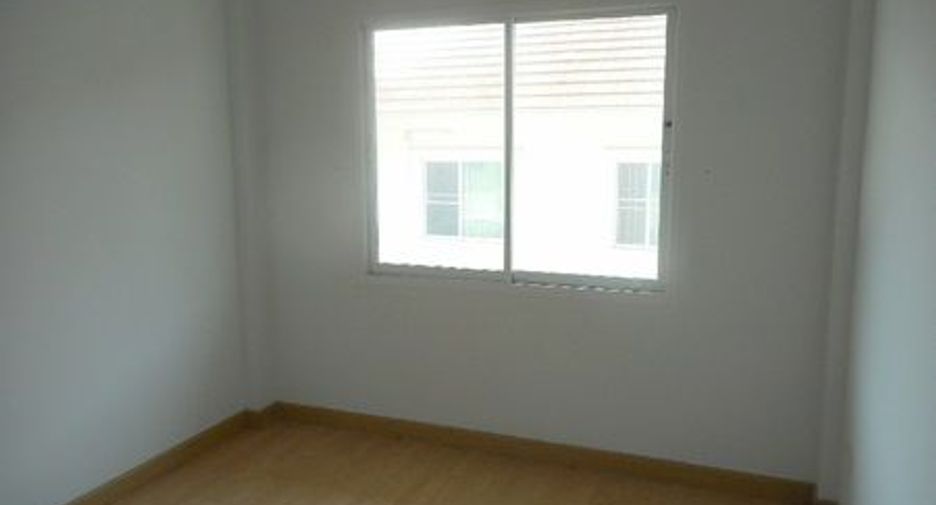 À vendre 3 chambres maison de ville à Pluak Daeng, Rayong