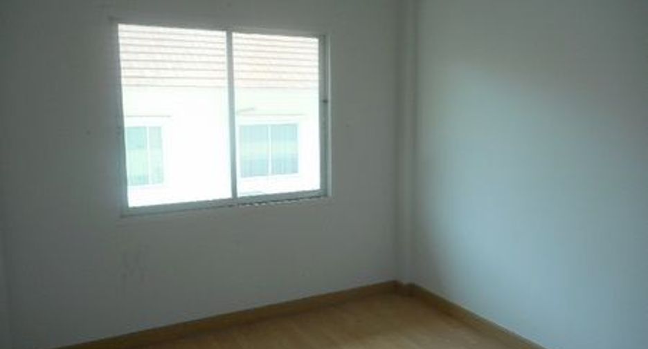 À vendre 3 chambres maison de ville à Pluak Daeng, Rayong