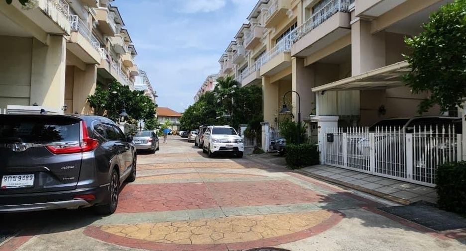 Casa adosada en alquiler de 3 habitaciones en Phra Khanong, Bangkok