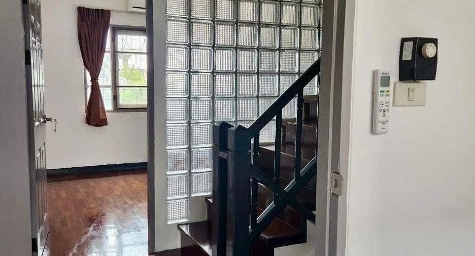 Casa adosada en alquiler de 3 habitaciones en Phra Khanong, Bangkok