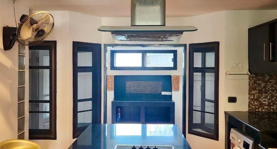 Casa adosada en alquiler de 3 habitaciones en Phra Khanong, Bangkok